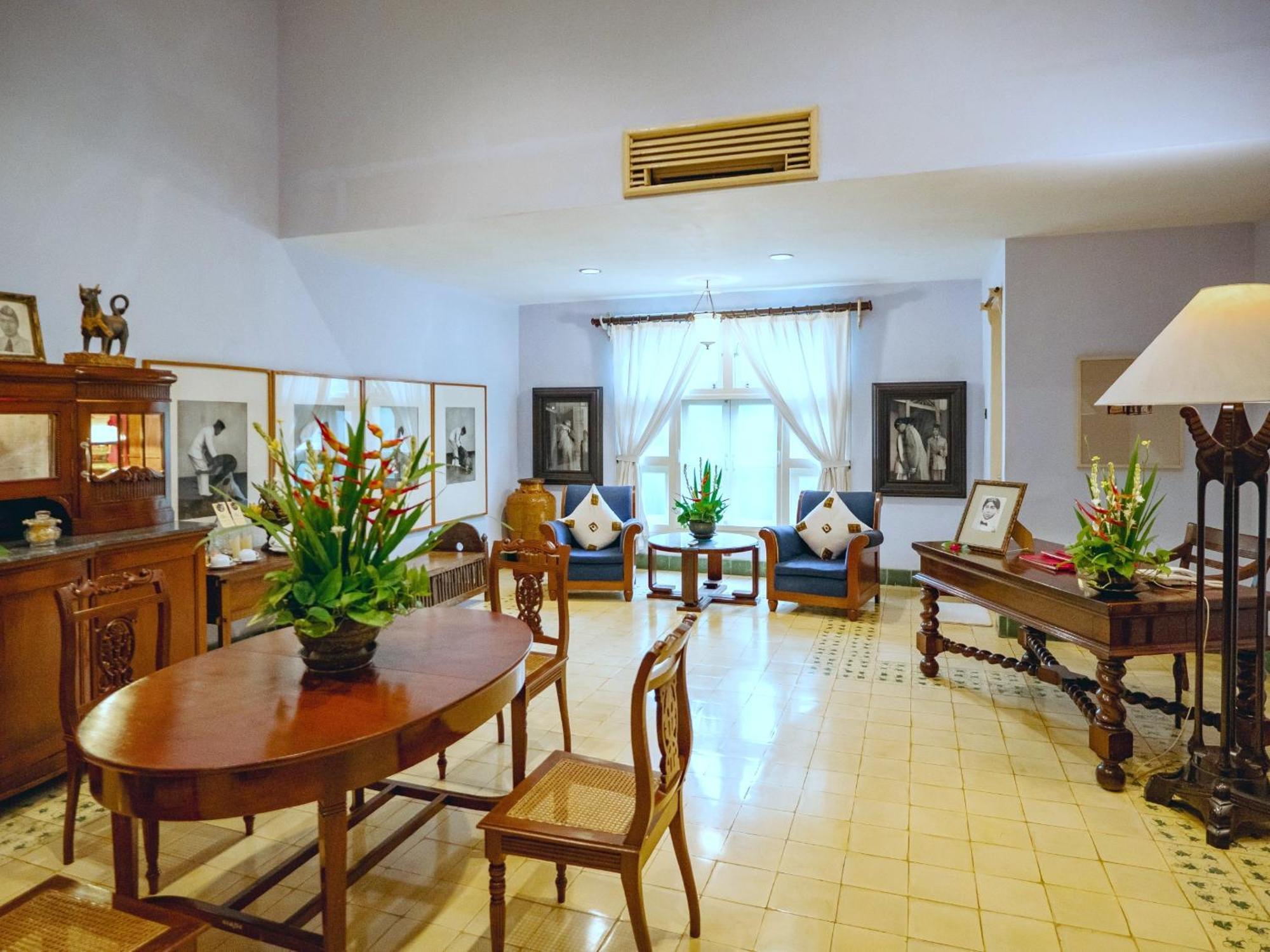 Hotel Tugu Blitar Экстерьер фото