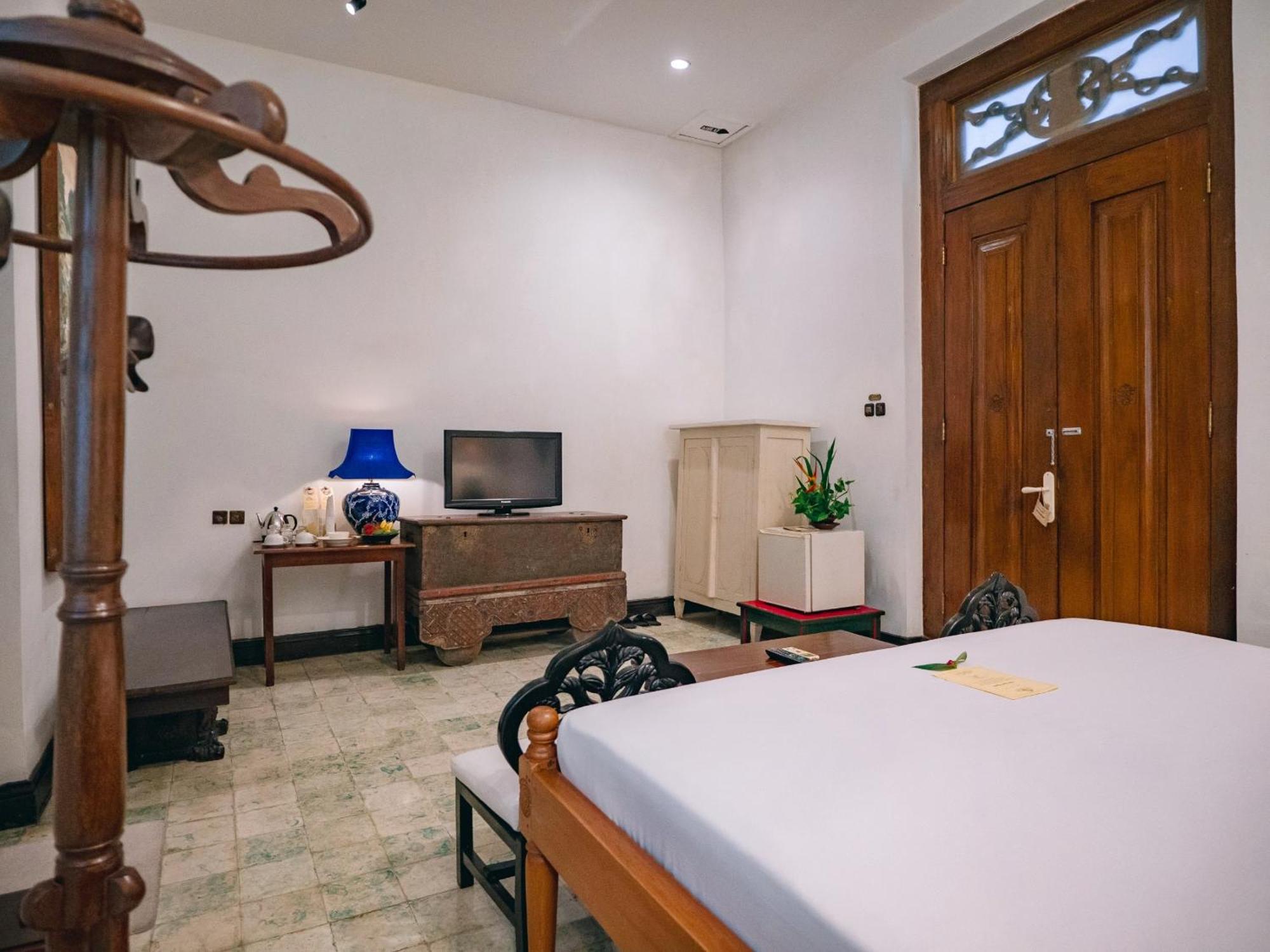 Hotel Tugu Blitar Экстерьер фото