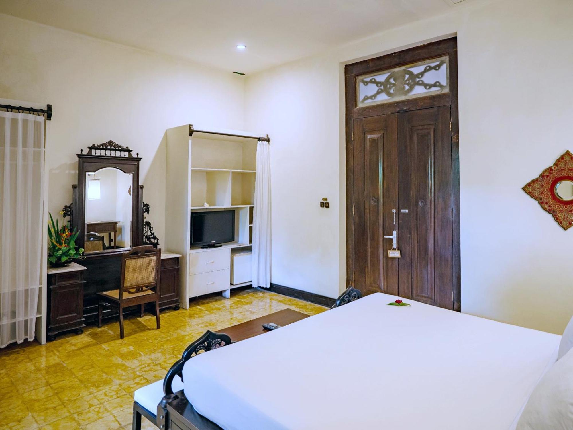 Hotel Tugu Blitar Экстерьер фото