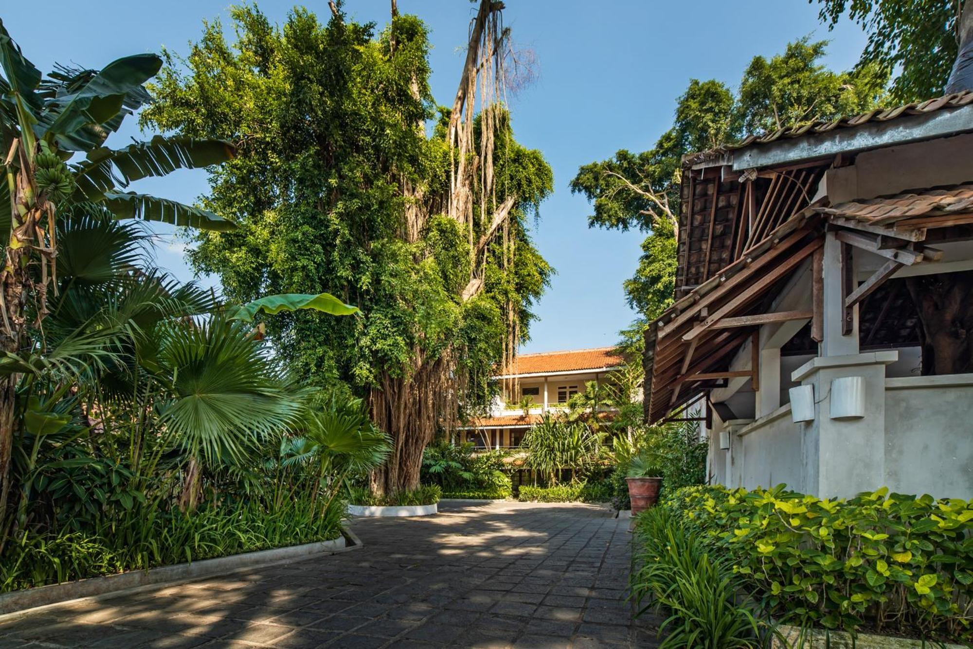 Hotel Tugu Blitar Экстерьер фото