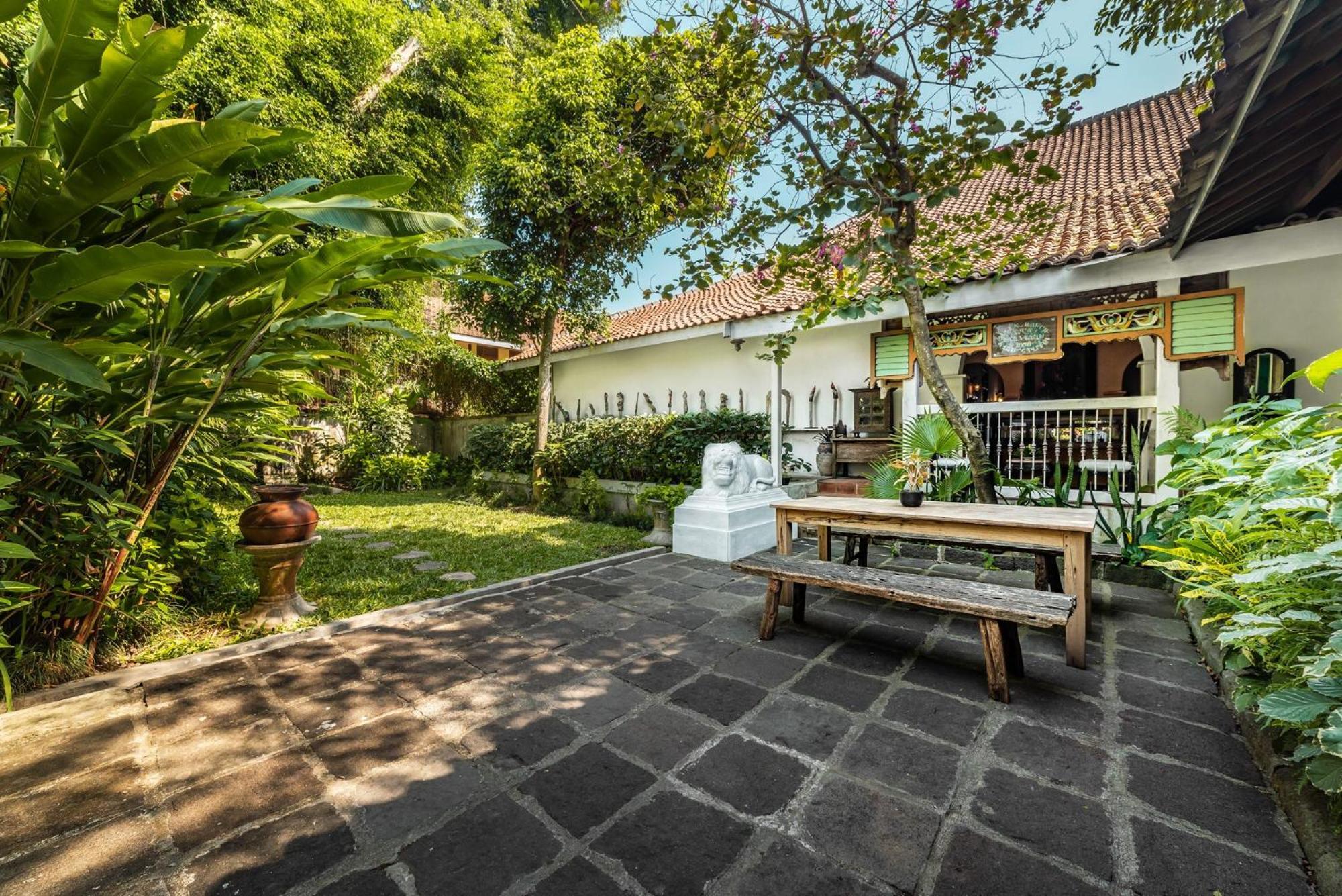 Hotel Tugu Blitar Экстерьер фото