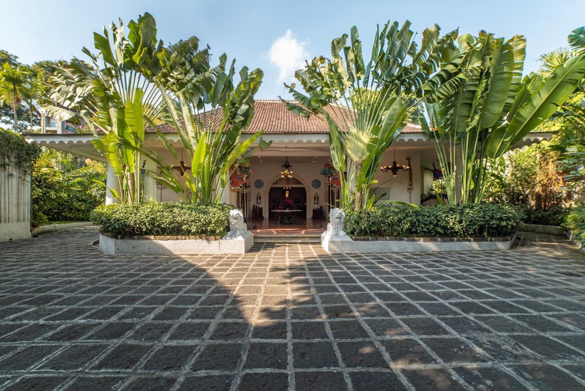Hotel Tugu Blitar Экстерьер фото