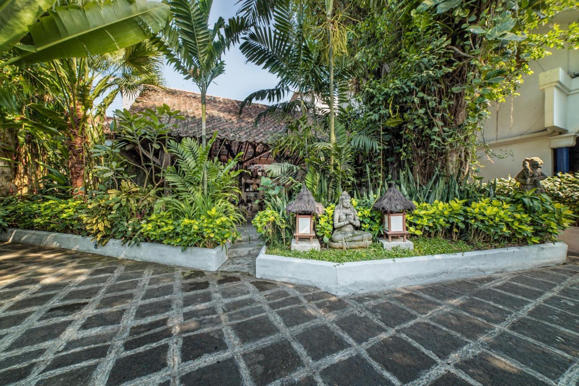 Hotel Tugu Blitar Экстерьер фото