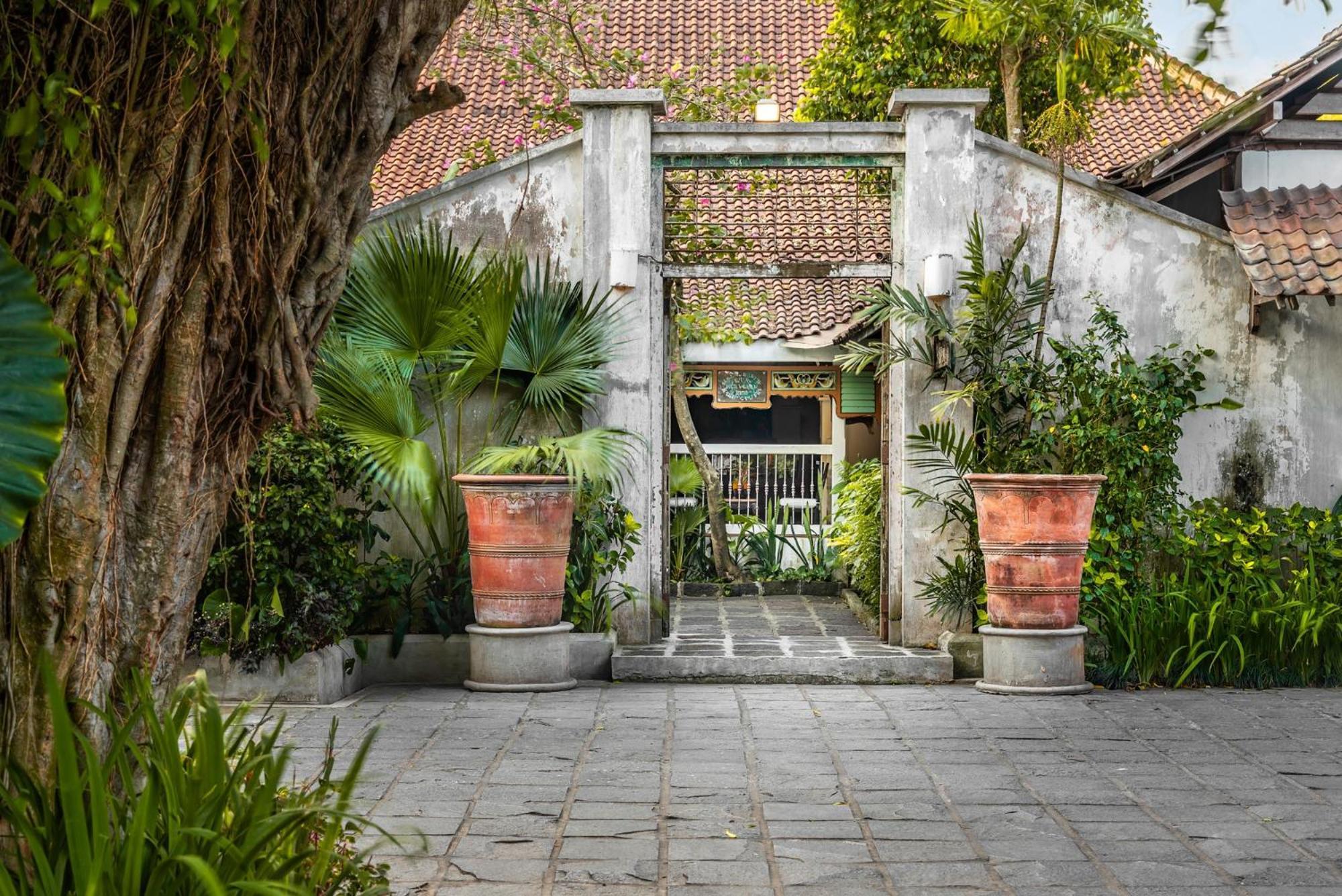 Hotel Tugu Blitar Экстерьер фото